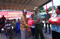 Panitia HUT Kemerdekaan Bagi Sembako Kepada Warga Kampung Tobati